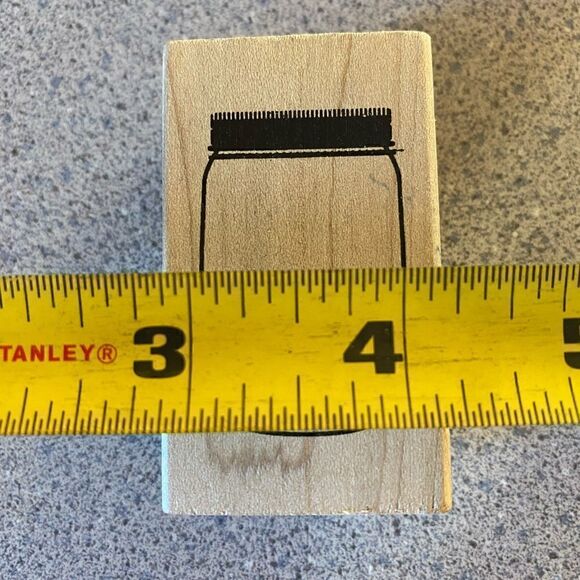 Assorted stamps and ink pads. (MI08) - Picture 7 of 15